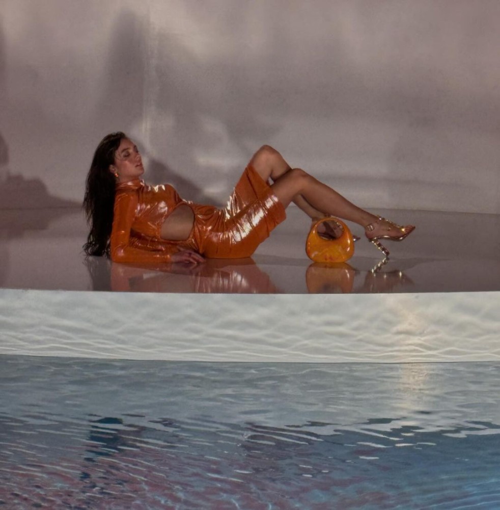 melis sezen in turuncu elbiseli havuz paylasimi gundem oldu evrenin en guzel kadini